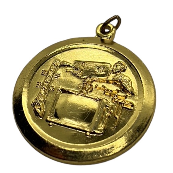 VINTAGE TECHNOLOGY TV PRODUCTION PENDANT CHARM GOLD TONE - Picture 1 of 10
